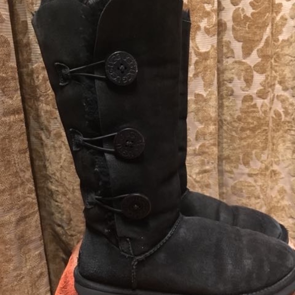 UGG Classic Button Tall Boot Sz 8